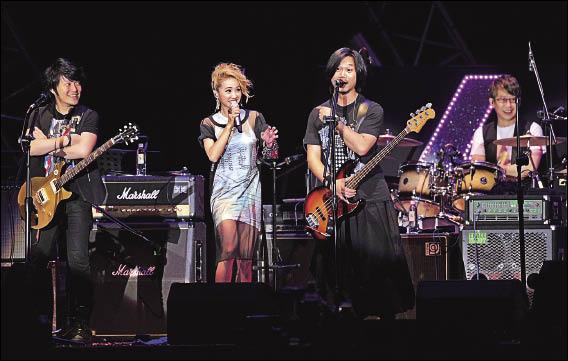 蔡依林卡位阿信，與五月天團員合作熱歌勁舞。（圖文／記者潘少棠）