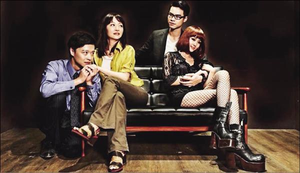 張鈞甯(右起)、吳定謙、姚坤君、何豪傑演出綠光劇團「Closer」,台詞露骨讓眾人超害羞。(綠光劇團提供) 張鈞甯(右起)、吳定謙、姚坤君、何豪傑演出綠光劇團「Closer」,台詞露骨讓眾人超害羞。(綠光劇團提供)