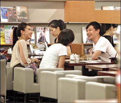 隋棠（左）結束台北電視節的宣傳工作後，3點便到微風廣場喝下午茶，先到afternoon tea喝茶，4點半又到5樓的紀伊國書店咖啡店，跟友人喝咖啡。（專案組）