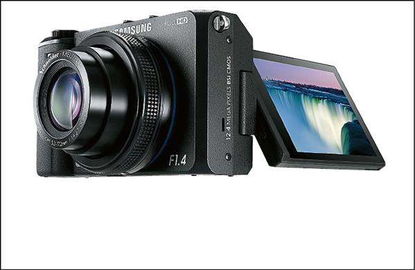 熱賣類單眼 Samsung EX2F具備F1.4大光圈，整合社群功能，在燦坤3C、全國電子、Yahoo奇摩購物中心位居類單眼銷售冠軍。參考價12,990元。