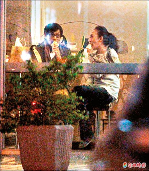 陽帆老婆Julie與Terry散步到華視旁的便利商店吃霜淇淋、談心。(專案組攝) 陽帆老婆Julie與Terry散步到華視旁的便利商店吃霜淇淋、談心。(專案組攝)