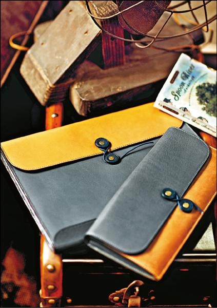 COACH bleecker皮革文件包（上），13,200；隨身小皮件，3,500元。