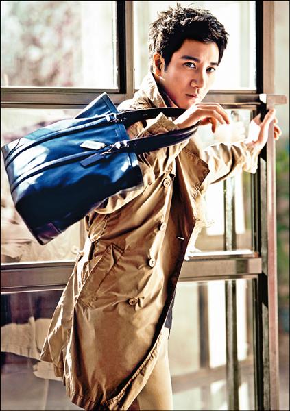王力宏演繹COACH經典實用的風衣。圖中包款為bleecker legacy托特包，29,800元。