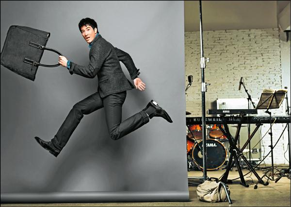 王力宏再次為COACH代言。圖中COACH bleecker麂皮托特包，26,800元。