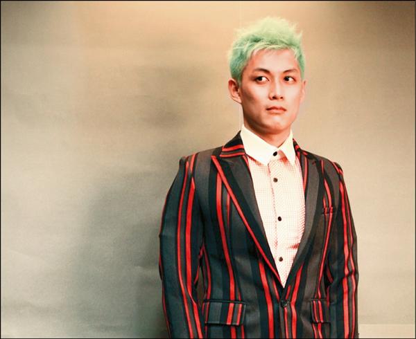 「正妹教父」Z9神龍擔任百大正妹海選評審。（正妹百人斬電影粉絲團提供）