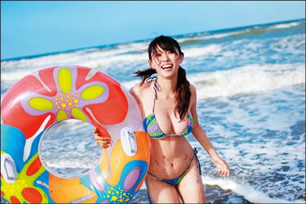 外拍名模Lucy身材火辣，是「新百大正妹」的人氣參賽者。（正妹百人斬電影粉絲團提供）