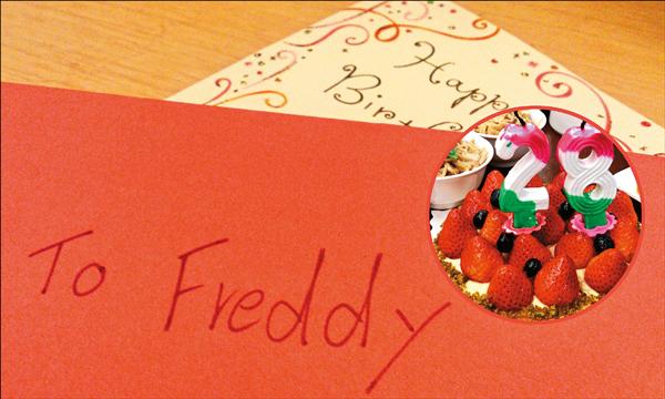 閃靈主唱Freddy生日，BABYMETAL團員送他蛋糕和卡片，希望他永遠28歲。（英國環球提供）