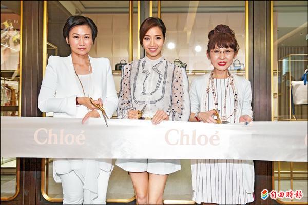 侯佩岑(中)出席Chloe台中大遠百專賣店開幕,孕婦還喝香檳拿剪刀剪綵。左為Chloe台灣區總經理陶又華,右為遠東百貨總經理徐雪芳。(記者王瀅娟攝) 侯佩岑(中)出席Chloe台中大遠百專賣店開幕,孕婦還喝香檳拿剪刀剪綵。左為Chloe台灣區總經理陶又華,右為遠東百貨總經理徐雪芳。(記者王瀅娟攝)
