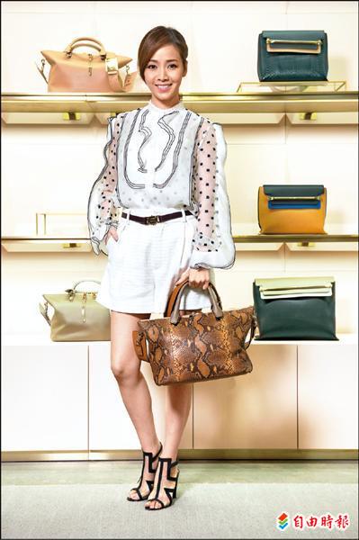 侯佩岑懷孕後首度公開活動,出席Chloe台中大遠百專賣店開幕,手提全台獨家限量3只的蟒蛇皮Baylee包,笑稱很適合當媽媽包。(記者王瀅娟攝) 侯佩岑懷孕後首度公開活動,出席Chloe台中大遠百專賣店開幕,手提全台獨家限量3只的蟒蛇皮Baylee包,笑稱很適合當媽媽包。(記者王瀅娟攝)