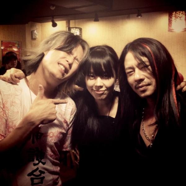 何欣穗(中)與「董事長樂團」阿吉(左)合照。(圖擷取自「Rock DJ ciacia {何欣穗}」臉書專頁) 何欣穗(中)與「董事長樂團」阿吉(左)合照。(圖擷取自「Rock DJ ciacia {何欣穗}」臉書專頁)