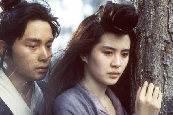 王祖賢演出電影「倩女幽魂」,紅極一時,(左為張國榮)。(圖︰星島日報) 王祖賢演出電影「倩女幽魂」,紅極一時,(左為張國榮)。(圖︰星島日報)