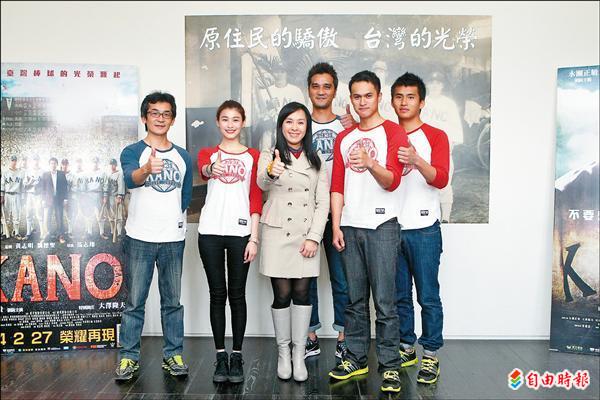 嘉農球隊游擊手上松耕一的孫女陳瑩（左三）包場看「KANO」，監製魏德聖（左起）、飾演蔡昭昭的孫睿、導演馬志翔，飾演上松耕一的鐘硯誠與飾演平野保郎的張弘邑都出席記者會。（記者胡舜翔攝）