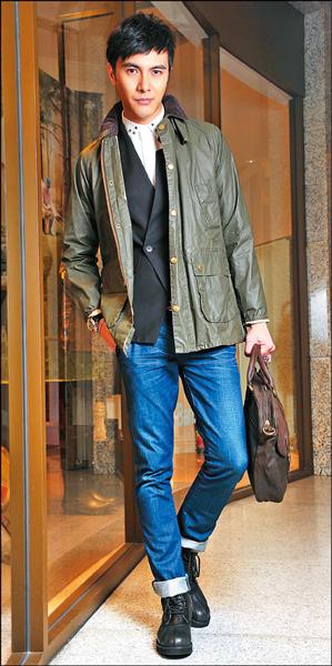 謝佳見愛重機，自曝小時候曾偷騎機車馳騁田野。圖為他穿Barbour外套展演都會風格。