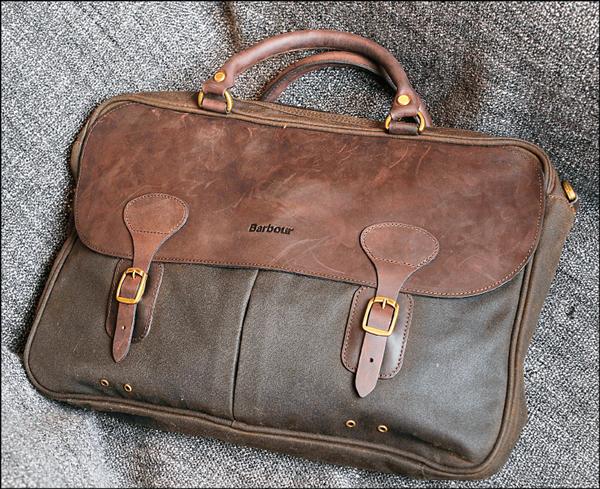 Barbour油布公事包，9,200元。