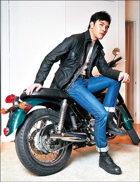 謝佳見登重機，身穿Barbour夏季之臘重機系列輕薄微油布風衣，16,200元。（圖文／記者潘少棠）