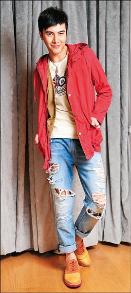 謝佳見展示Barbour套染水洗紅色軍外套，16,200元。