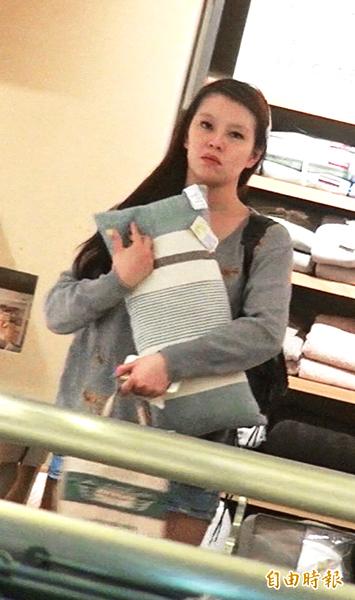 劉品言在「無印良品」,以34D傲人上圍測試枕頭的軟硬度。(專案組攝) 劉品言在「無印良品」,以34D傲人上圍測試枕頭的軟硬度。(專案組攝)