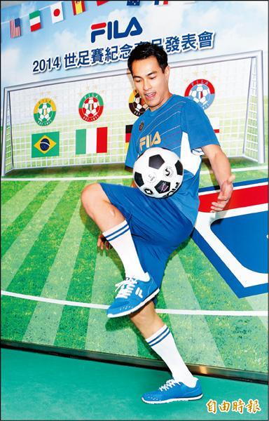 身為FILA品牌大使，楊祐寧以義大利藍衫款足球服現身2014世足賽系列發表會，大秀足下功夫。（記者王文麟攝）