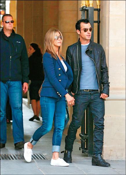 白色SUPERGA是布鞋界時尚指標。圖為擁護者珍妮佛安妮斯頓（Jennifer Aniston）。