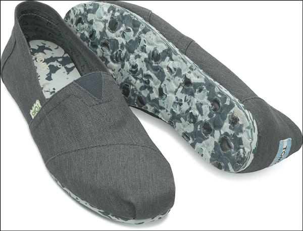 TOMS環保鞋底款式，2,180元。