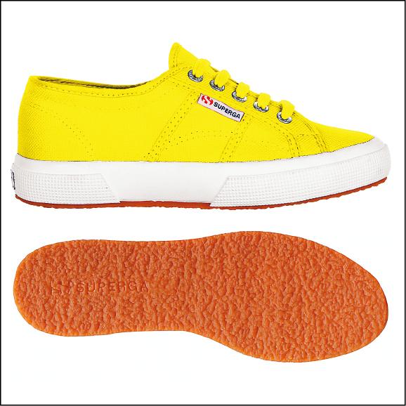 SUPERGA布鞋，2,380元。