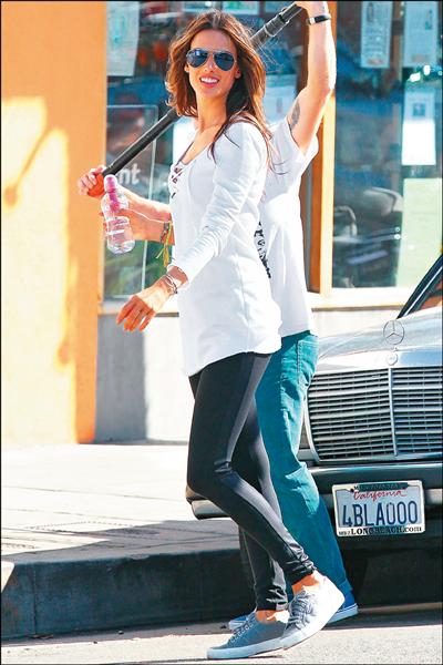 巴西混血超模亞歷桑德拉安布羅休（Alessandra Ambrosio）。