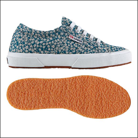 SUPERGA可拉長身材比例的內增高系列。圖為復印花款，2,580元。