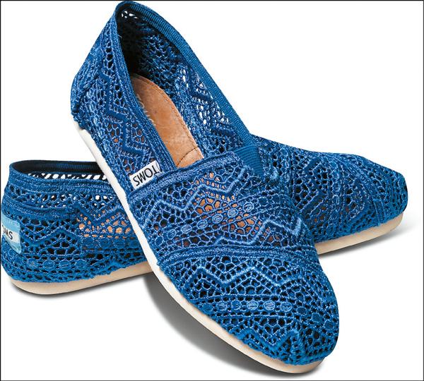 TOMS以蕾絲設計讓布鞋耳目一新，2,180元。