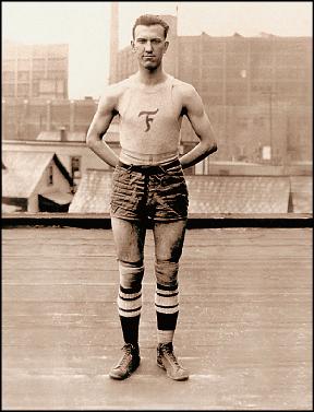 Converse帆布鞋因美國籃球員Chuck Taylor爆紅，也成了史上最暢銷籃球鞋的案例。