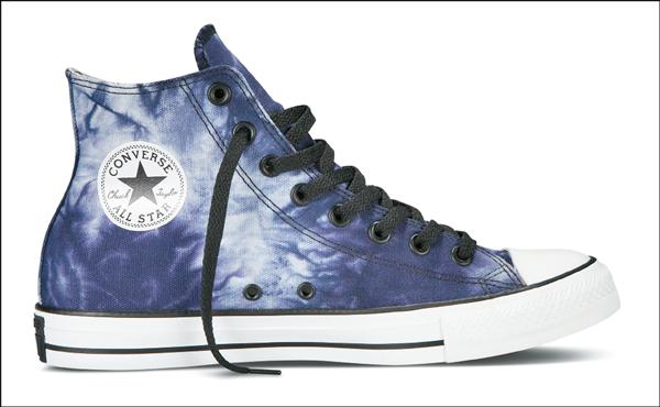 Converse女生專屬絢麗色系楔型布鞋，2,880元。