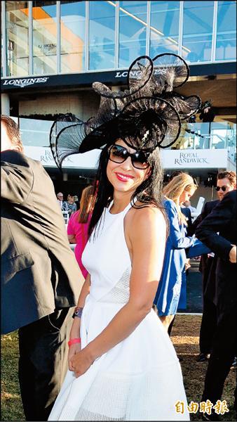 馬術活動場中，女士們的帽飾是矚目焦點，雪梨地區的打扮沒有其他國家誇張，多半是典雅造型。（記者古明弘攝）