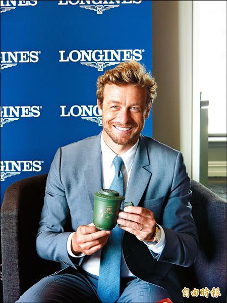 賽門貝克收到台灣團贈送的茶杯臉上露出驚喜。（記者古明弘攝）