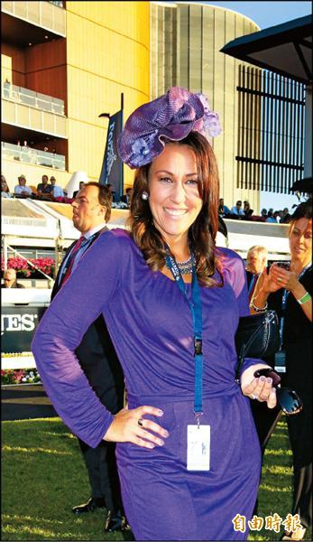 馬術活動場中，女士們的帽飾是矚目焦點，雪梨地區的打扮沒有其他國家誇張，多半是典雅造型。（記者古明弘攝）