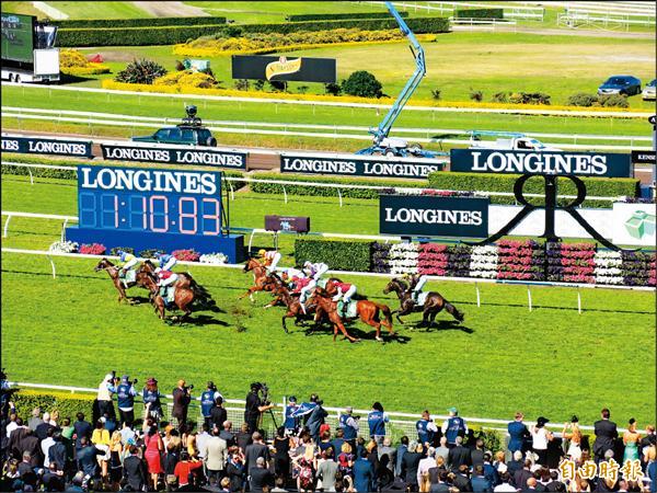 伊莉莎白女王盃賽馬活動昨天在雪梨的皇家蘭克克馬場舉行，吸引數千民眾參與。（記者古明弘攝）