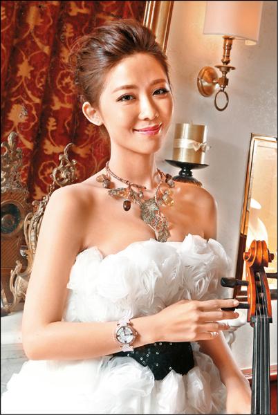 安唯綾展演蕭邦紅地毯系列橡樹項鍊，20,960,000元，Imperiale粉紅鑽腕錶10,220,000元。圖片提供：Chopard