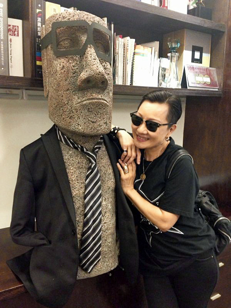 比莉與摩艾造型石像合影，笑稱是「男朋友」。（比莉提供）