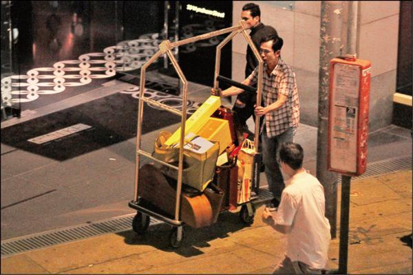 杜琪峰歡慶59歲生日，收到一整車親友送的禮物（上圖）。（東方新地提供）