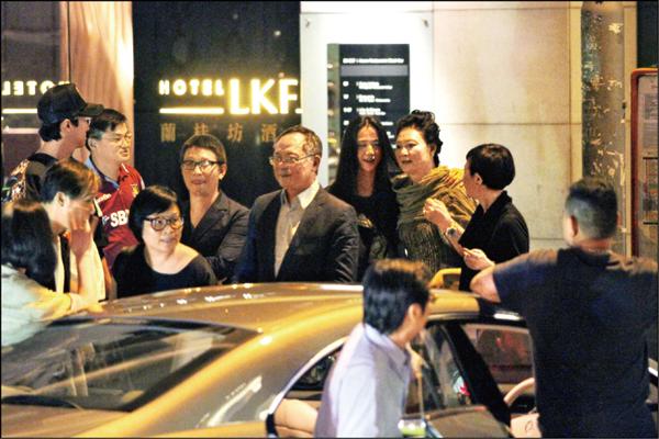 杜琪峰（圖右三）歡慶59歲生日，收到一整車親友送的禮物。（東方新地提供）