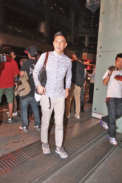 張家輝參加杜琪峰的壽宴，送上美酒祝壽。（東方新地提供）