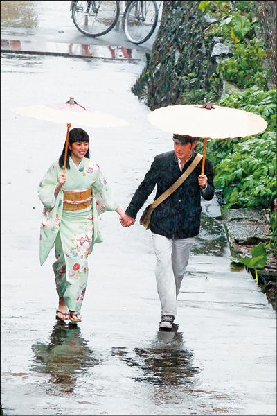 金城武(右)在「太平輪」片中,與長澤雅美演情侶。(資料照,專案組攝) 金城武(右)在「太平輪」片中,與長澤雅美演情侶。(資料照,專案組攝)