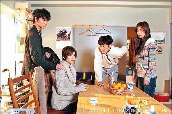 瑛太(右二)在新劇「離婚萬歲」愛碎碎唸,和尾野真千子(右一)、真木陽子(左二)有精采對手戲,但綾野剛(左一)飾演的花心男比較討喜。(緯來日本台提供) 瑛太(右二)在新劇「離婚萬歲」愛碎碎唸,和尾野真千子(右一)、真木陽子(左二)有精采對手戲,但綾野剛(左一)飾演的花心男比較討喜。(緯來日本台提供)