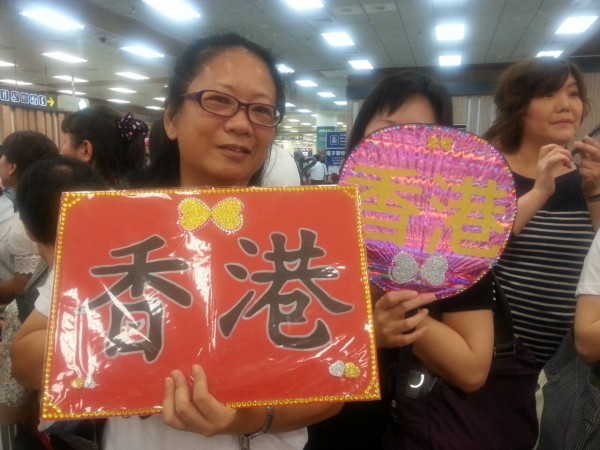 「男神」福山雅治今天下午4點抵台,香港粉絲追星追到台灣。(記者賀靜賢攝) 「男神」福山雅治今天下午4點抵台,香港粉絲追星追到台灣。(記者賀靜賢攝)