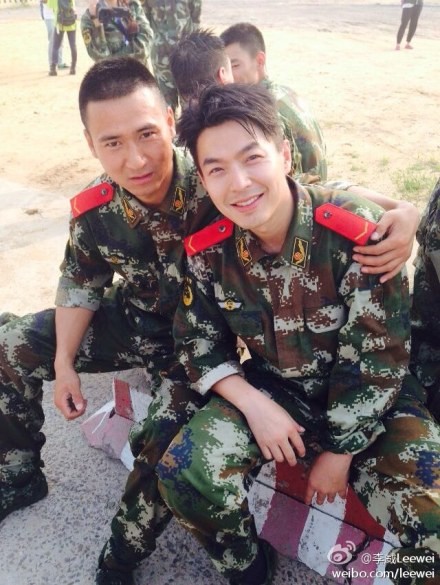 先前因病免役的李威，在微博上張貼在中國當消防兵的照片，引起網友砲轟。（圖擷取自微博）