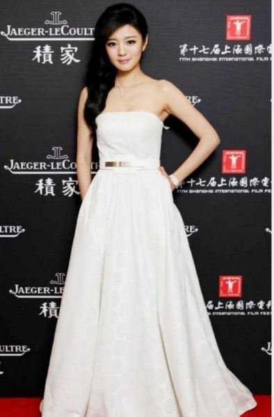 安以軒昨身穿白色禮服，與香港導演吳思遠出席開幕式紅毯。（圖擷取自安以軒微博）