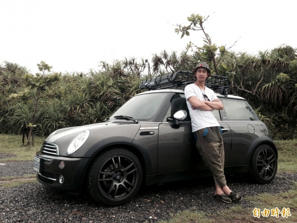 DARREN特別開著愛車享受難得的悠閒,並選擇最愛的佳鵝公路沿線遊車河。(記者蔡宗憲攝) DARREN特別開著愛車享受難得的悠閒,並選擇最愛的佳鵝公路沿線遊車河。(記者蔡宗憲攝)