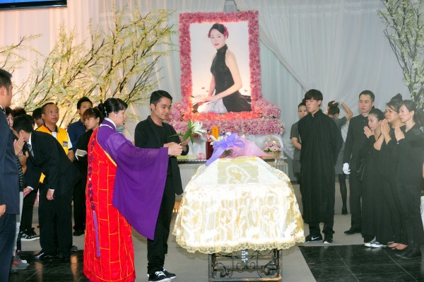 藝人歡歡(本名于佳卉)今早舉行告別式,前夫江國賓(中左)獻上她生前最愛的百合花給她。(記者廖耀東攝) 藝人歡歡(本名于佳卉)今早舉行告別式,前夫江國賓(中左)獻上她生前最愛的百合花給她。(記者廖耀東攝)