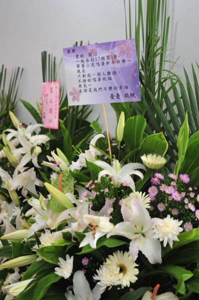 藝人歡歡(本名于佳卉)今早舉行告別式,她過去的藝人搭檔「憂憂」至今未現身在鏡頭前,今致贈卡片花籃致意!(記者廖耀東攝) 藝人歡歡(本名于佳卉)今早舉行告別式,她過去的藝人搭檔「憂憂」至今未現身在鏡頭前,今致贈卡片花籃致意!(記者廖耀東攝)