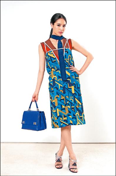 白歆惠展示Prada秋冬洋裝，91,000元；絲巾，8,000元；包款，117,000元；楔形鞋，35,500元。