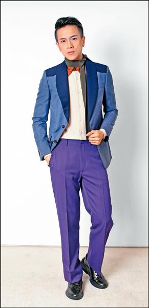 Prada本季男裝流線簡潔，形象有如舞蹈藝術家。外套，90,000元；襯衫，24,500元；長褲，27,500元；鞋款，29,000元。