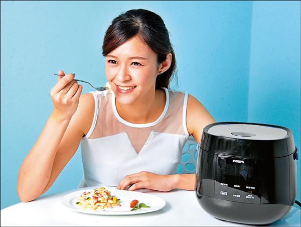 一個人也能吃得美味又健康，善用小電鍋變化菜色，減少外食。本篇6道料理以飛利浦示範。
